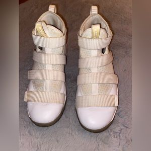 NIKE lebron soldier 11 basketball shoes